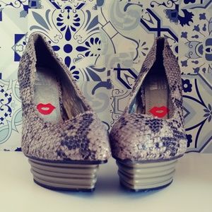 Snake like texture. 5.5 heel 1.25 platform.